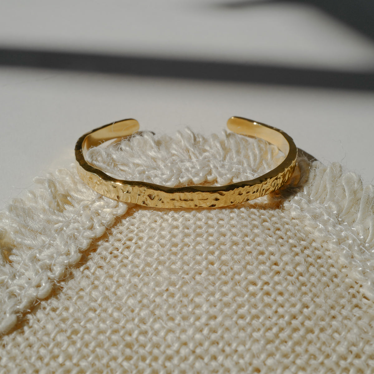 armreif gehaemmert gold edelstahl