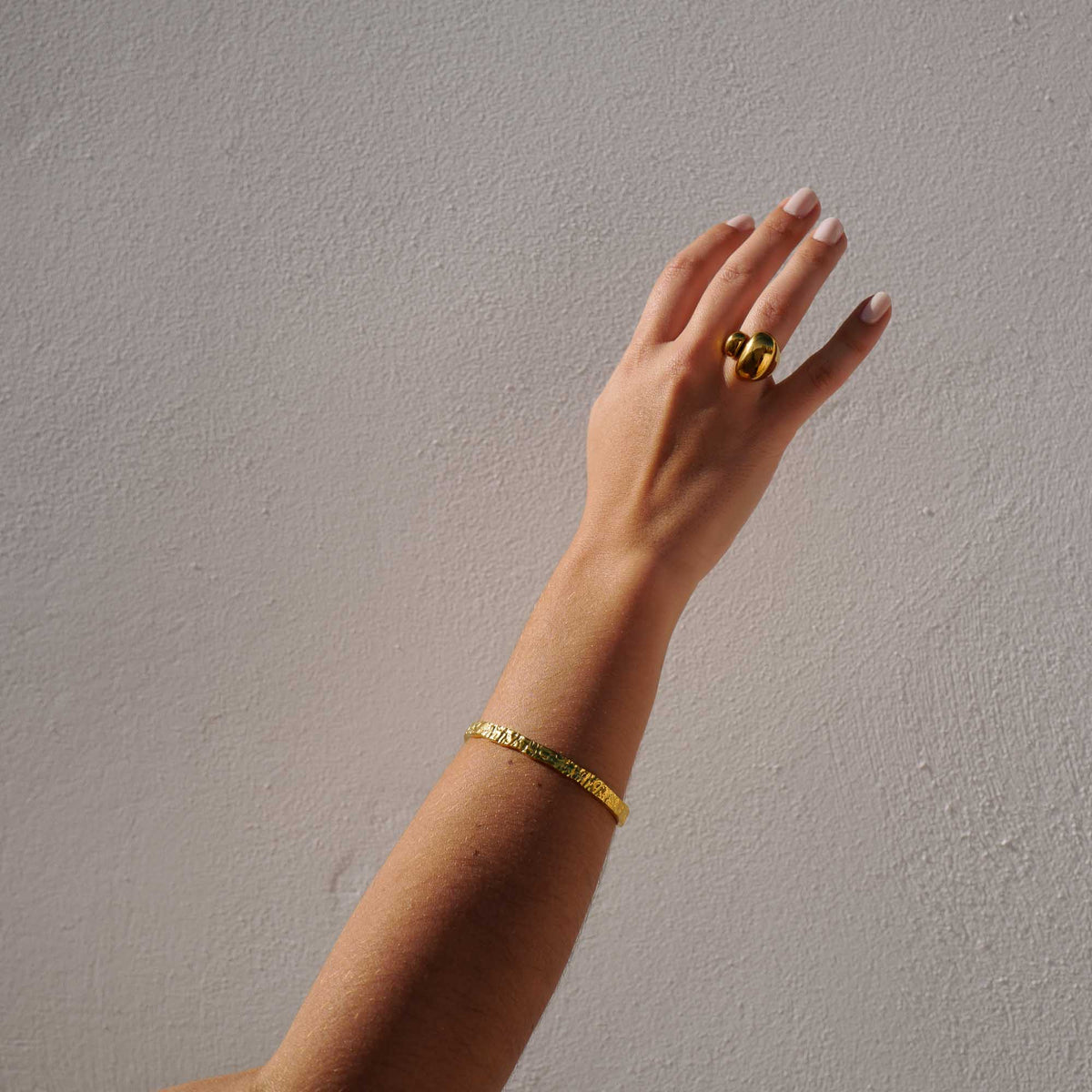 armreif gehaemmert gold