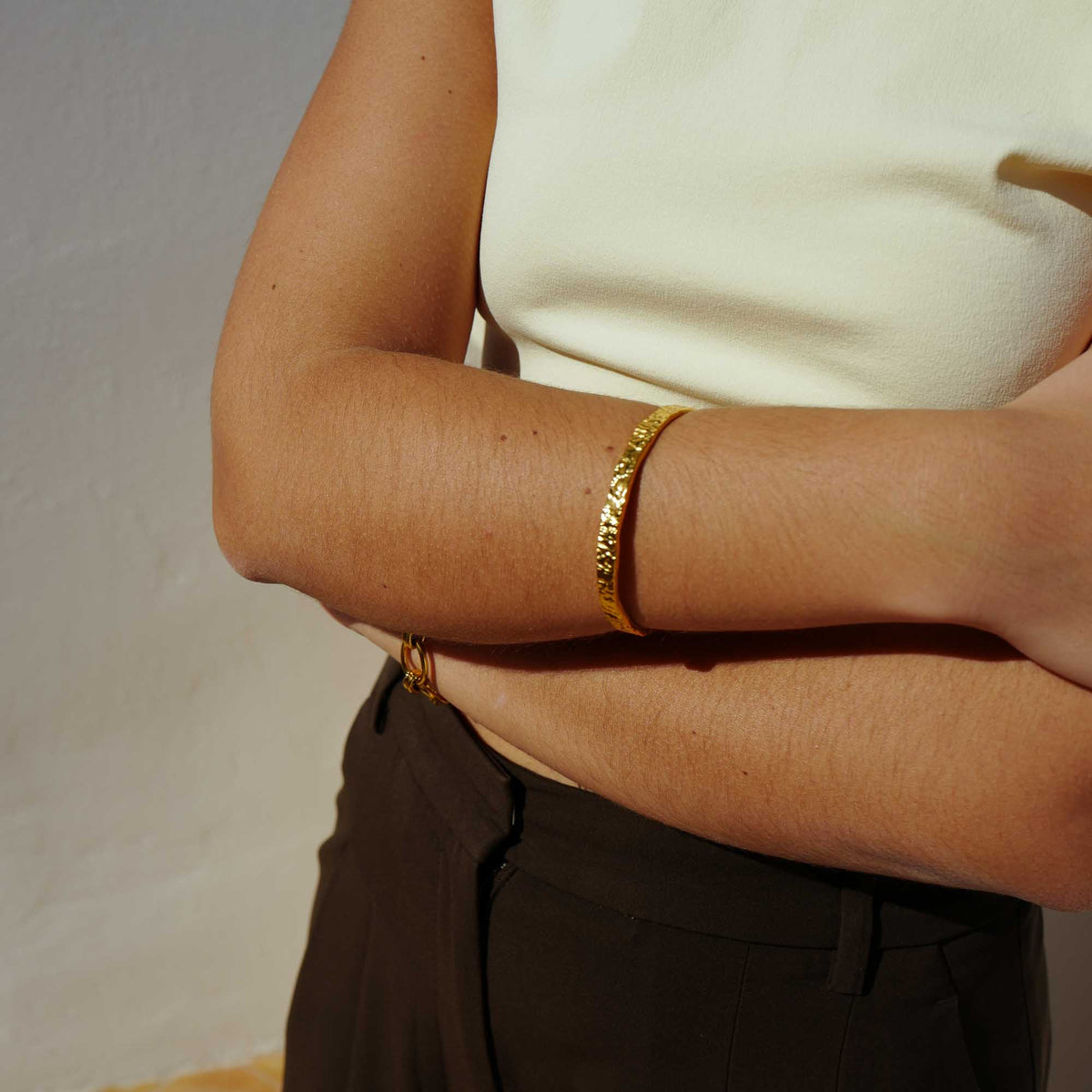 goldener armreif gehaemmert