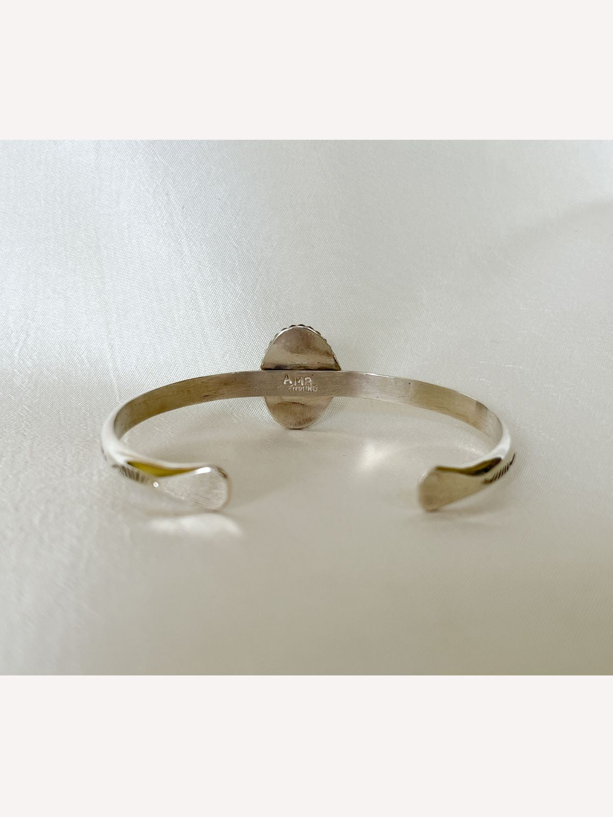 WHITE BUFFALO ARMREIF AJEI