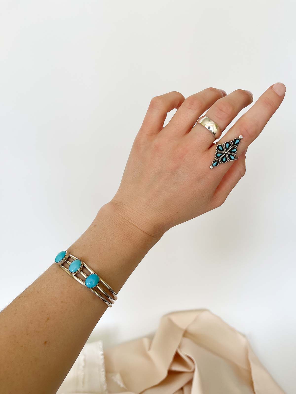 NAVAJO TURQUOISE BANGLE CHENOA