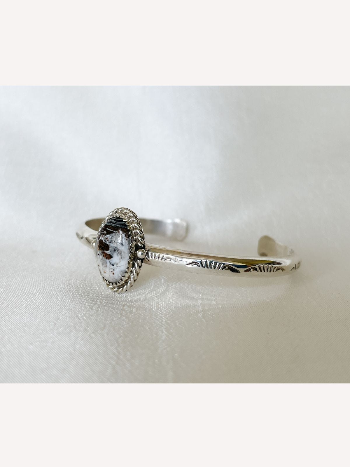 WHITE BUFFALO ARMREIF AJEI