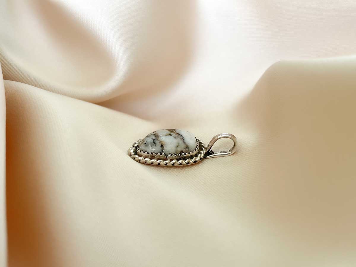 WEISSER BÜFFELANHÄNGER ZUNI