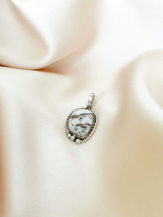 WEISSER BÜFFELANHÄNGER ZUNI